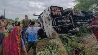 বাসটি নিয়ন্ত্রণ হারিয়ে উল্টে রাস্তার পাশের খাদে পড়ে