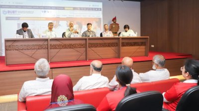 সকালে অংশগ্রহণকারীদের নিবন্ধন এবং উপহার সামগ্রী বিতরণের মাধ্যমে অনুষ্ঠানের সূচনা হয়