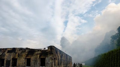 হামলার শিকার একটি স্থানে পরিস্থিতি নিয়ন্ত্রণ করছেন দমকলকর্মীরা। ছবি: রয়টার্স