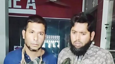 জামায়াতের দুই নেতাকর্মীকে আটক করে মারধরের পর গলায় জুতার মালা দেওয়ার ঘটনা ঘটেছে
