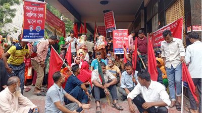 শ্রম ভবনের প্রধান ফটকে কর্মকর্তাদের পথরুদ্ধ করে বিক্ষোভ করছেন শ্রমিকরা