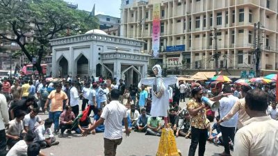 টানা চার দিনের বিক্ষোভ শেষে নগরভবন ব্লকেড কর্মসূচি পালন করছেন আন্দোলনকারীরা