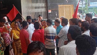 শ্রমিকদের বাধায় শ্রম ভবনে ঢুকতে পারছেন না কর্মকর্তা-কর্মচারীরা