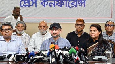 সাংবাদিকদের সঙ্গে  কথা বলছেন সংস্কৃতি উপদেষ্টা মোস্তফা সরয়ার ফারুকী
