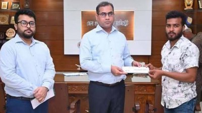 যুবলীগের সাবেক নেতা মিনারুল ইসলামের চেকপ্রাপ্তি