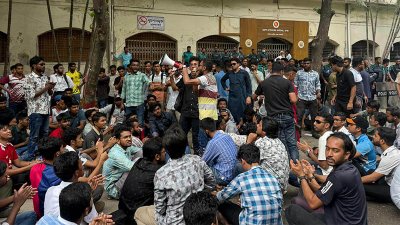 ঢাকা জেলা প্রশাসকের কার্যালয়ের সামনে বিক্ষোভ করছেন রাজধানীর কবি নজরুল সরকারি কলেজের শিক্ষার্থীরা