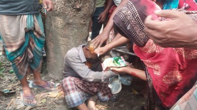 বৃদ্ধের মুখে চুনকালি মেখে ও জুতার মামা পরিয়ে দিচ্ছেন নারীরা