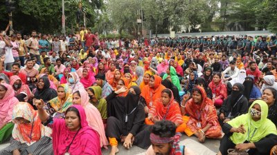 রাজধানীর কাকরাইল মসজিদের সামনে আন্দোলনরত শ্রমিকদের অবস্থান