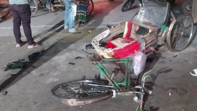 সংঘর্ষে রিকশাটি দুই টুকরো হয়ে যায়