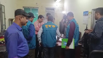 দুদকের তিন সদস্যর একটি টিম এ অভিযান চালায়