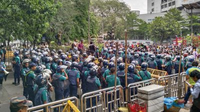 পুলিশের সঙ্গে মুখোমুখি শ্রমিকরা