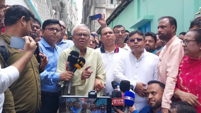 সাংবাদিকদের সঙ্গে কথা বলছেন রুহুল কবির রিজভী