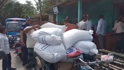 ১৭ বস্তা চালসহ ডিলার মোহাম্মদ আফজাল হোসেনকে আটক করে পুলিশে দিয়েছেন স্থানীয় লোকজন