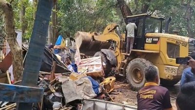 সোহরাওয়ার্দী উদ্যানে উচ্ছেদ অভিযান (ফাইল ফটো)