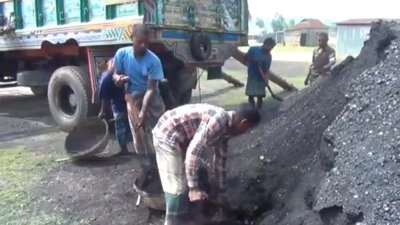 বন্দরে কাজ করছেন শ্রমিকরা/ফাইল ছবি