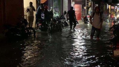 বৃষ্টির পর আটকে থাকা পানি