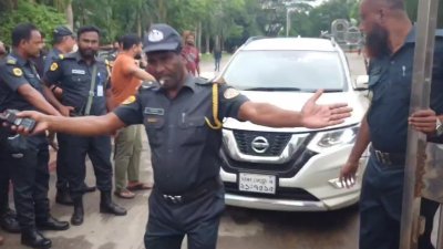 কারাগার থেকে বেরিয়া নিজ গাড়িতে ওঠেন নুসরাত ফারিয়া