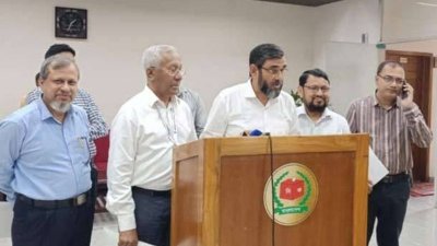 নির্বাচন ভবনে সাংবাদিকদের সঙ্গে আলাপকালে নির্বাচন কমিশনার আবুল ফজল মো. সানাউল্লাহ