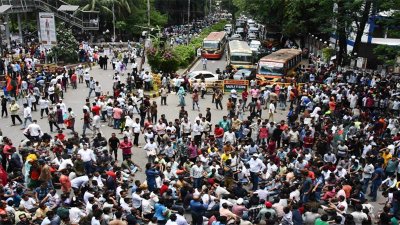 ইশরাক হোসেন সমর্থকদের ‘লংমার্চ টু সচিবালয়’ কর্মসূচির কারণে চারপাশে যান চলাচল বন্ধ হয়ে গেছে (ছবি: নাসিরুল ইসলাম)