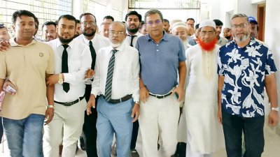 রায়ের পর আদালত থেকে বের হয়ে আসছেন নেতাকর্মীরা