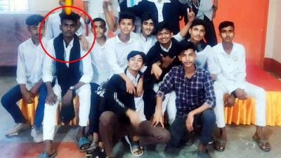 বন্ধুদের সঙ্গে শাহেদ (লাল গোল দাগে), যে ছবি এখন শুধুই স্মৃতি