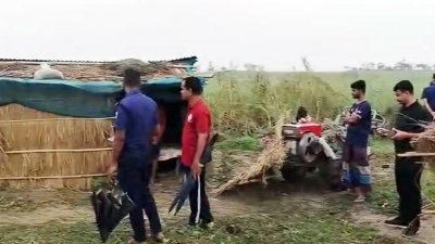 ঘটনাস্থলে পুলিশ