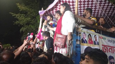 কথা বলছেন ইশরাক হোসেন
