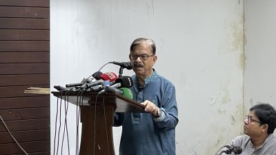 ‘ফ্যাসিবাদ, গণঅভ্যুত্থান, বিপ্লব ও সংবিধান বিতর্ক’ শীর্ষক বইয়ের প্রকাশনা অনুষ্ঠানে বক্তব্য রাখছেন মাহমুদুর রহমান মান্না