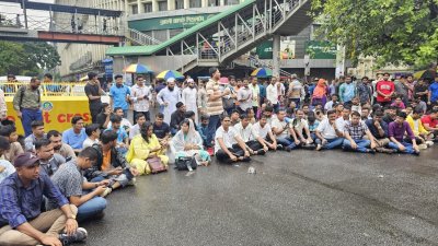 শাহবাগ মোড়ে সড়কে অবস্থান নিয়েছেন ছাত্রদল নেতাকর্মীরা