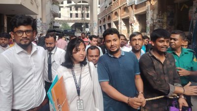 আদালত প্রাঙ্গণে আসামিরা