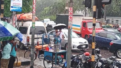 ইশরাক হোসেনের সমর্থনে কাকরাইলে আন্দোলনকারীদের যমুনার সামনে অবস্থানের কারণে সড়কে যানজট সৃষ্টি হয়। ছবি: মহসীন কবির