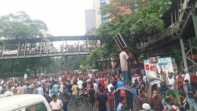 যমুনা থেকে মৎস্য ভবন পর্যন্ত পুরো রাস্তা লোকে লোকারণ্য হয়ে যায়