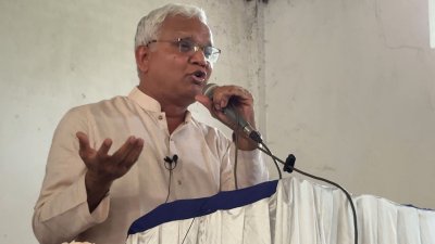কর্মী সভায় বক্তব্য রেখেছেন ডা. এজেডএম জাহিদ হোসেন