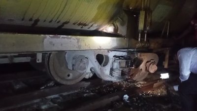 তেলবোঝাই ট্রেন লাইনচ্যুত