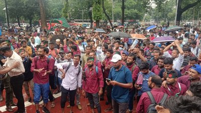 শহীদ মিনারে পল্লী বিদ্যুৎ সমিতির কর্মীদের অবস্থান