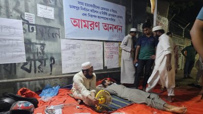 ডাকসু নির্বাচনের দাবিতে অনশন