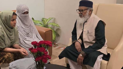 হাসপাতালে উপস্থিত হাসানের মা ও বোনকে সান্ত্বনা দেন ধর্ম উপদেষ্টা ড. আ ফ ম খালিদ হোসেন