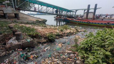 শহরের নোংরা, আবর্জনা ও পৌরসভার ড্রেনের পানি সরাসরি নদীতে ফেলা হয়