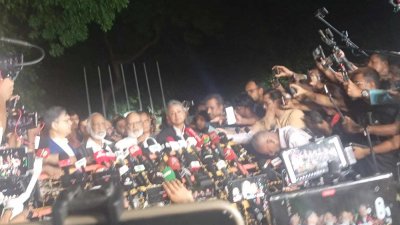 শনিবার রাতে যমুনার সামনে বিএনপি প্রতিনিধিদলের ব্রিফিং