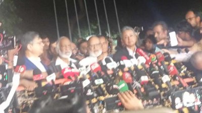 যমুনার সামনে ব্রিফ করছেন খন্দকার মোশাররফ হোসেন
