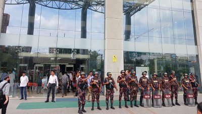 জাতীয় রাজস্ব ভবনের সামনে প্রহরায় বিজিবি সদস্যরা