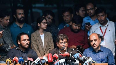 রাজনৈতিক দলগুলোর সঙ্গে বৈঠক শেষে প্রেস ব্রিফ করেছেন প্রেস সচিব শফিকুল আলম