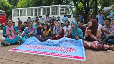 প্রতিবেদন লেখা অব্দি তাদের অবস্থান কর্মসূচি চলছিল