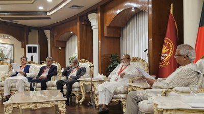 প্রধান উপদেষ্টার সঙ্গে বৈঠকে বিএনপি নেতারা