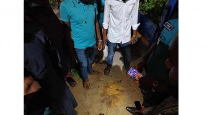 ঘটনাস্থলে পুলিশ ও অন্যরা