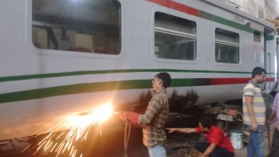 সংস্কারের মাধ্যমে ১০০টি কোচ (বগি) প্রস্তুতের লক্ষ্যে দিনরাত পরিশ্রম করে যাচ্ছেন কারখানার শ্রমিক ও কারিগররা