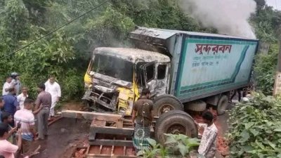 দুর্ঘটনার শিকার সুন্দরবন কুরিয়ার সার্ভিসের গাড়ি