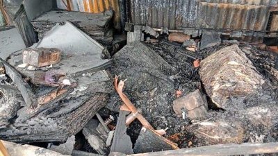 পুড়ে ভস্মীভূত হয়ে যাওয়া একটি দোকান