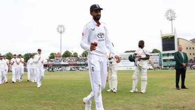 ৬ উইকেট নিয়েছেন বশির