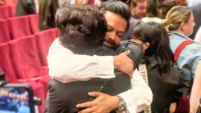 প্রদর্শনী শেষে আল আমিনকে জড়িয়ে ধরেন আদনান